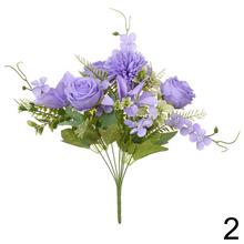 Kytica umelých kvetov s ružami a chryzantémami.