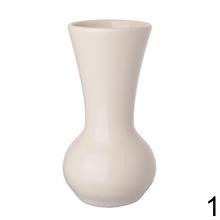 Biela keramická váza s elegantným tvarom.
