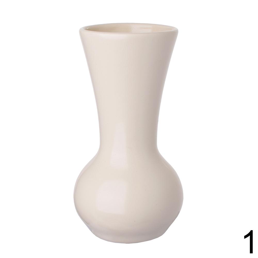 Bílá keramická váza s elegantním tvarem.
