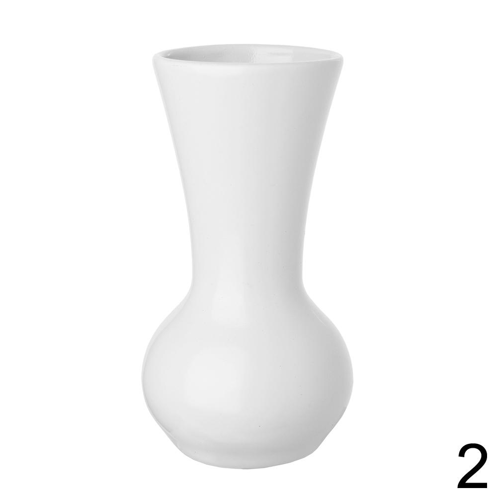 Bílá keramická váza s elegantním tvarem.