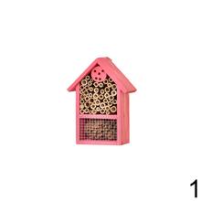 Domček na hmyz z dreva v štyroch farbách.