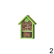 Domček na hmyz z dreva v štyroch farbách.