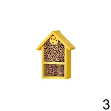 Domček na hmyz z dreva v štyroch farbách.