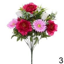 Kytica umelých kvetov s ružami, gerberami a pivonkami.
