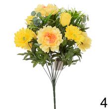 Kytica umelých kvetov s ružami, gerberami a pivonkami.