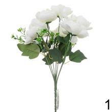 Kytica pivoniek v bielej a svetlozelenej farbe.