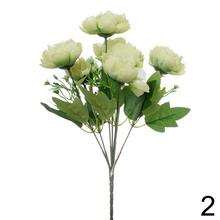 Kytica pivoniek v bielej a svetlozelenej farbe.