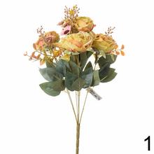 Kytica umelých ruží s rôznymi farbami a listami.