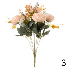 Kytica umelých ruží s rôznymi farbami a listami.