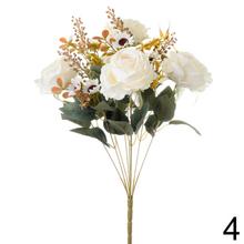 Kytica umelých ruží s rôznymi farbami a listami.