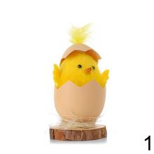 Kuriatko s pierkom v škrupinke na drevenom podstavci, mix farieb.