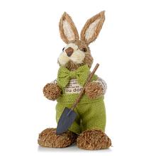 ZAJAC HNEDÝ, ZELENÉ OBLEČENIE, LOPATA, SLAMA 15*13*30CM - Slaměné dekorace | FLORASYSTEM