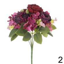 Kytica umelých kvetov s pivonkami, hortenzijami a drobnými kvetmi.