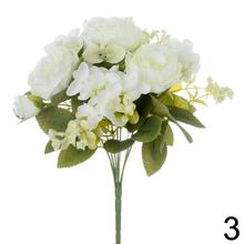 Kytica umelých kvetov s pivonkami, hortenzijami a drobnými kvetmi.