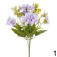 Kytica umelých kvetov s dalíami, margarétkami a drobnými kvetmi.