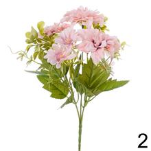 Kytica umelých kvetov s dalíami, margarétkami a drobnými kvetmi.