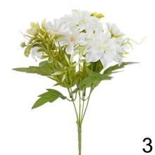 Kytica umelých kvetov s dalíami, margarétkami a drobnými kvetmi.