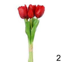 Kytica umelých tulipánov v žltej, bielej a červenej farbe.