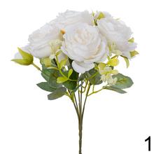 Kytica umelých ruží s drobnými kvetmi a zeleňou.