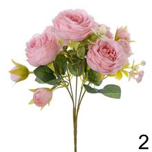 Kytica umelých ruží s drobnými kvetmi a zeleňou.