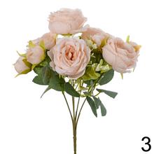 Kytica umelých ruží s drobnými kvetmi a zeleňou.