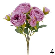 Kytica umelých ruží s drobnými kvetmi a zeleňou.