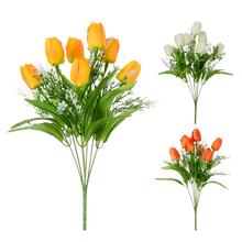 Kytice umělých tulipánů v bílé a oranžové barvě s doplňkovou zelení.