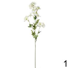 Umelé kvety delphinium grandiflora v bielej, fialovej a modrej farbe.