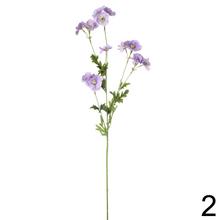 Umelé kvety delphinium grandiflora v bielej, fialovej a modrej farbe.