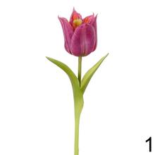 Umelé kvety tulipán v rôznych farbách.