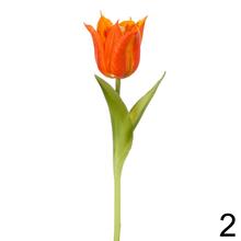 Umelé kvety tulipán v rôznych farbách.