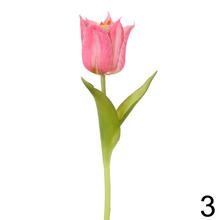 Umelé kvety tulipán v rôznych farbách.