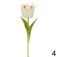 Umelé kvety tulipán v rôznych farbách.