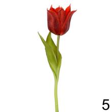Umelé kvety tulipán v rôznych farbách.