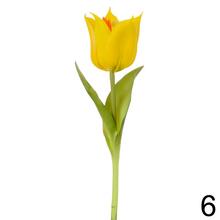 Umelé kvety tulipán v rôznych farbách.