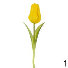 Umelé kvety tulipán v rôznych farbách.