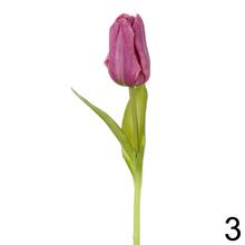 Umelé kvety tulipán v rôznych farbách.