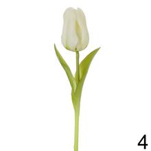 Umelé kvety tulipán v rôznych farbách.