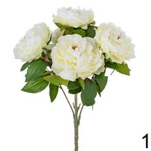 Kytica pivoniek v bielej a červenej farbe s listami.