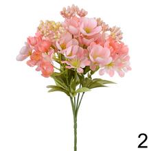 Kytica drobných kvetov s rôznymi farbami a zeleňou.