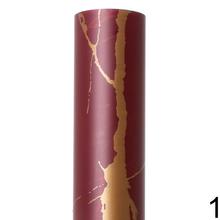 Fólia s mramorovým vzorom v ružovej farbe s zlatými žilami.