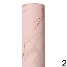 Fólia s mramorovým vzorom v ružovej farbe s zlatými žilami.