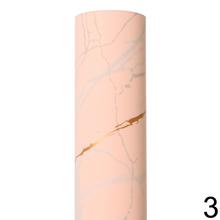 Fólia s mramorovým vzorom v ružovej farbe s zlatými žilami.