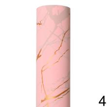 Fólia s mramorovým vzorom v ružovej farbe s zlatými žilami.