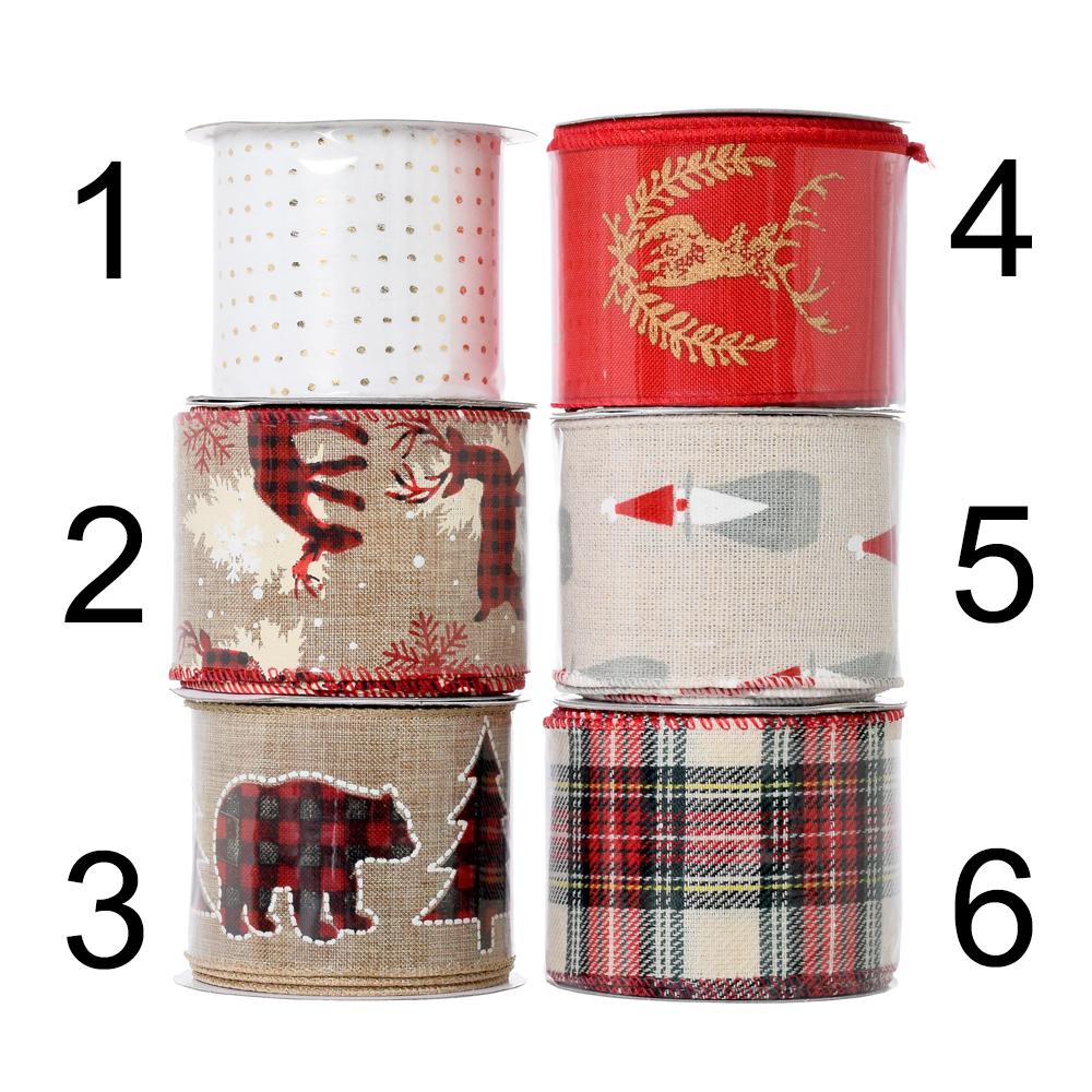 Vánoční stuhy různých designů v rolích.