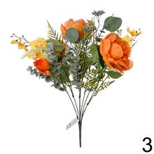 Kytica pivoniek s drobnými kvetmi a zeleňou.