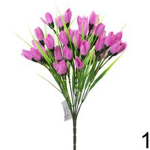 Umelé kvety krokus v rôznych farbách.