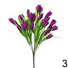 Umelé kvety krokus v rôznych farbách.