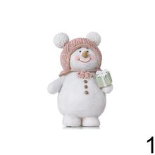 Snehuliak s ružovou čiapkou a darčekmi.