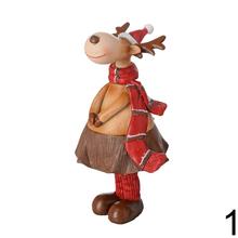 Vianočné dekorácie sobi s červeným šálom a čiapkou.